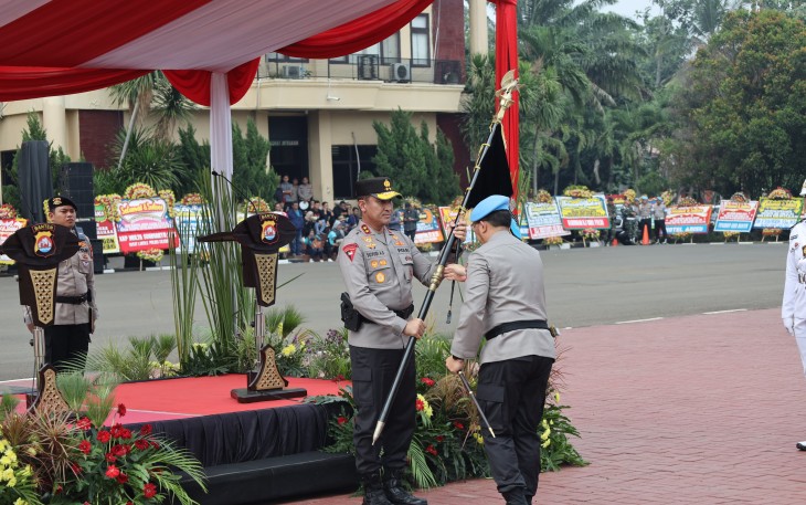 Penyerahan Pataka Polda Banten Warnai Upacara Welcome dan Farewell Parade Kapolda Banten