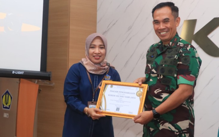 Danrem 051/Wkt Brigjen TNI Riyanto, S.I.P., didampingi Kasiren Korem 051/Wkt Kolonel Inf Gandung Eko Prabowo, S.I.P., menghadiri kegiatan Evaluasi Pelaksanaan Anggaran Tahun 2023 dan Langkah Langkah Strategis Anggaran Tahun 2024 serta penerimaan penghargaan dari KPPN, bertempat di ruang serba guna KPPN Jl. Pramuka Marga Jaya Bekasi Selatan Kota Bekasi, Rabu (31/1/2024)