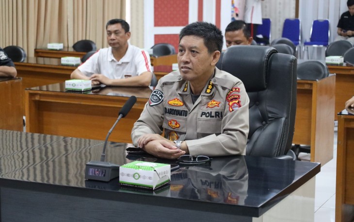 Forum Belajar bersama dengan narasumber Prof. Rheinald Kasali secara daring (Online) yang dipimpin oleh Kaposko Persisi Mabes Polri Kepala Divisi (Kadiv) Teknologi, Informasi dan Komunikasi elektronika (TIK) Polri Irjen. Pol. Slamet Uliandi dilaksanakan di Ruang Vicon Polda Banten pada Jumat (02/02). 