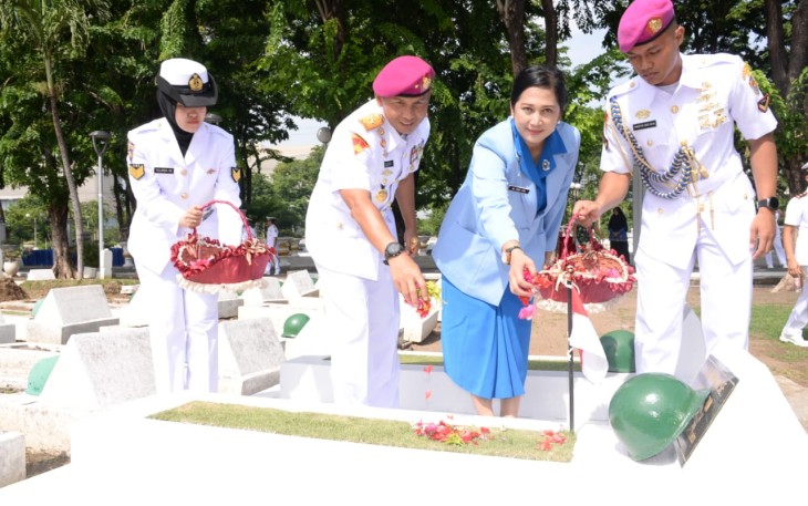 Komandan Pangkalan Utama TNI AL (Danlantamal) V Brigjen TNI Marinir Joni Sulistiawan, S. H., M. Han., beserta Ketua Korcab V DJA II Ny. Heny Joni Sulistiawan mengikuti Ziarah Rombongan menjelang peringatan Hari Darma Samudera di Taman Makam Pahlawan (TMP) 10 November, Jl. Mayjend Sungkono Surabaya, Jumat (12/01/2024)