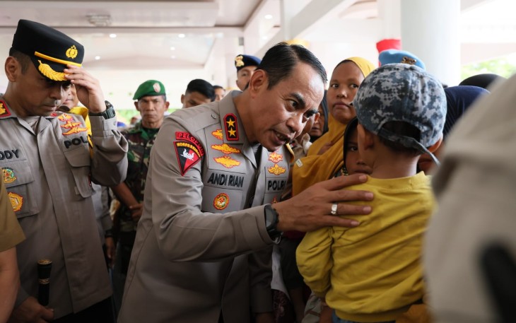Kapolda Sulawesi Selatan Irjen Pol Andi Rian R Djajadi, S.I.K., M.H. didampingi Ketua Bhayangkari Daerah Sulawesi Selatan Ny Dewwy Andi Rian dan Pejabat Utama Polda Sulsel menggelar Bakti Sosial, Bakti Kesehatan dan Pasar Murah di Lapangan Merdeka (8/1/2024)