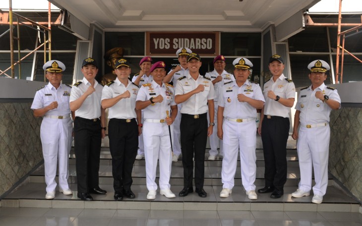 Komandan Pangkalan Utama TNI AL (Danlantamal) V Brigjen TNI Marinir Joni Sulistiawan, S. H., M. Han menerima kunjungan Komandan Kapal Perang Republic of Singapore Navy (RSN) RSS Endeavour (210) Letkol Leong Mingjie beserta crew di Ruang Transit Mako lantamal V Perak, Surabaya, Kamis (11/01/2024)