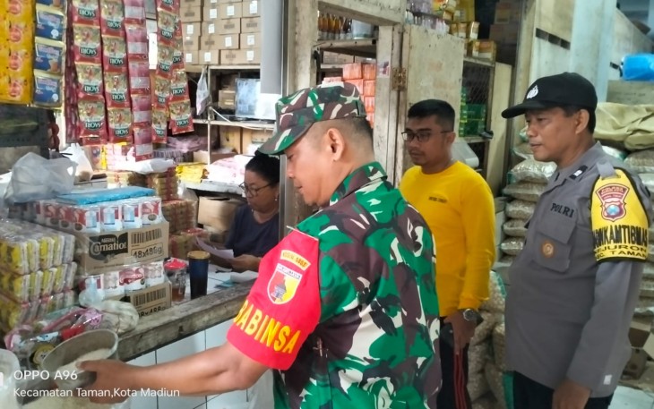 Babinsa Koramil 01/Taman Cek Harga Sembako