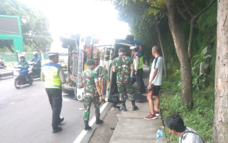 Aparat Kepolisian Resor Malang, Polda Jatim, bergerak cepat mengamankan tempat kejadian perkara (TKP) truk terguling di Jalan Raya Singosari, Kabupaten Malang, Jumat (23/2/2024)