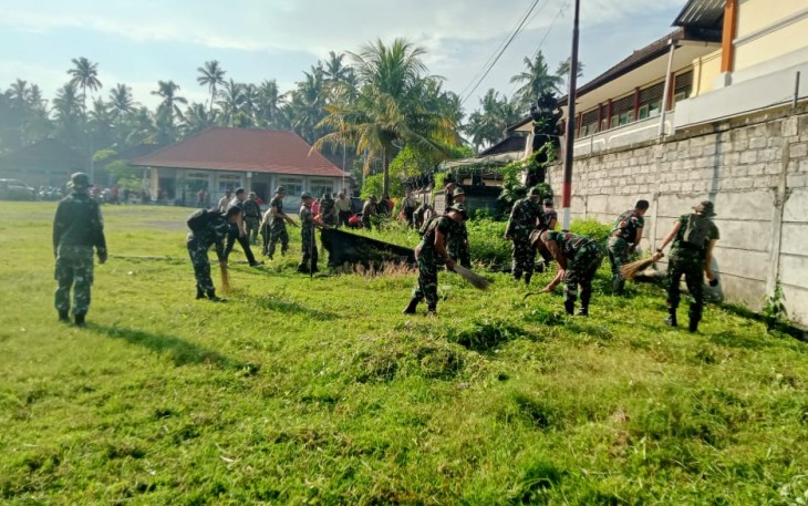 Puluhan prajurit Kodim 1623/Karangasem dan warga adu kekuatan "saling tebas" di Lapangan Umum Ulakan, Kec. Manggis, Kab. Karangasem, Bali, pada Jumat (16/02/2024), mereka terlihat sangat bersemangat sekali mengeluarkan seluruh tenaganya