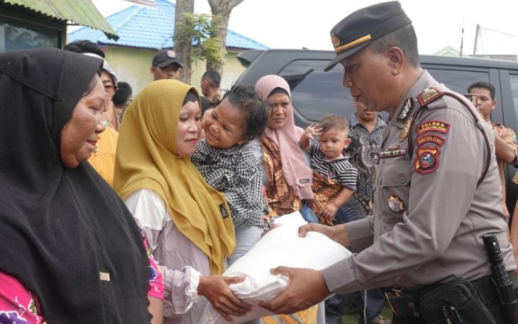 Kapolsek Padang Bolak AKP Harun. M. SH, Berikan Bantuan Banjir Kepada Masyarakat.