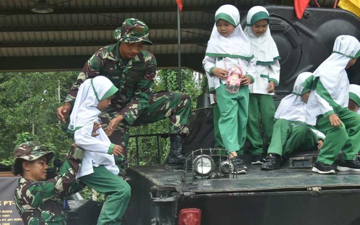 Koarmada III saat memperkenalkan Alutsista TNI Angkatan Laut kepada generasi muda.