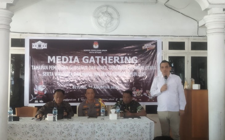 Ketua KPU, Deslie D. Sumampouw, S.E saat membuka kegiatan media gathering KPU