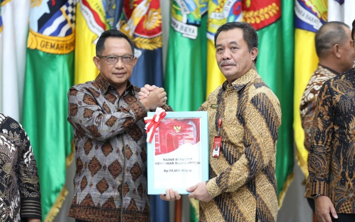 Kepala Badan Strategi Kebijakan Dalam Negeri (BSKDN) Kementerian Dalam Negeri (Kemendagri) Yusharto Huntoyungo menerima Daftar Isian Pelaksanaan Anggaran (DIPA) Tahun 2025 dari Menteri Dalam Negeri (Mendagri) Muhammad Tito Karnavian, di Gedung Sasana Bhakti Praja (SBP) Kantor Pusat Kemendagri pada Kamis, 12 Desember 2024