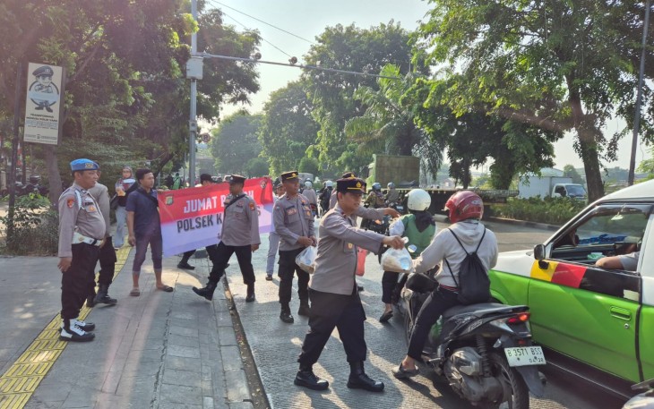 Polsek Kalideres Bagikan 50 Kotak Sarapan untuk Warga
