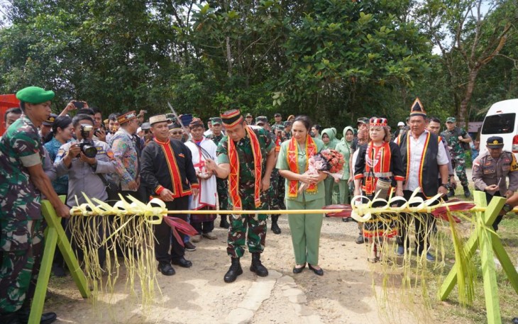 Kunjungan kerja Kepala Staf Angkatan Darat (Kasad) Jenderal TNI Maruli Simanjuntak, M.Sc., Ketua Umum Persit Kartika Chandra Kirana, Ny. Uli Simanjuntak ke wilayah perbatasan Indonesia-Malaysia di Jagoi Babang, Kabupaten Bengkayang, Kamis (25/1/2024)