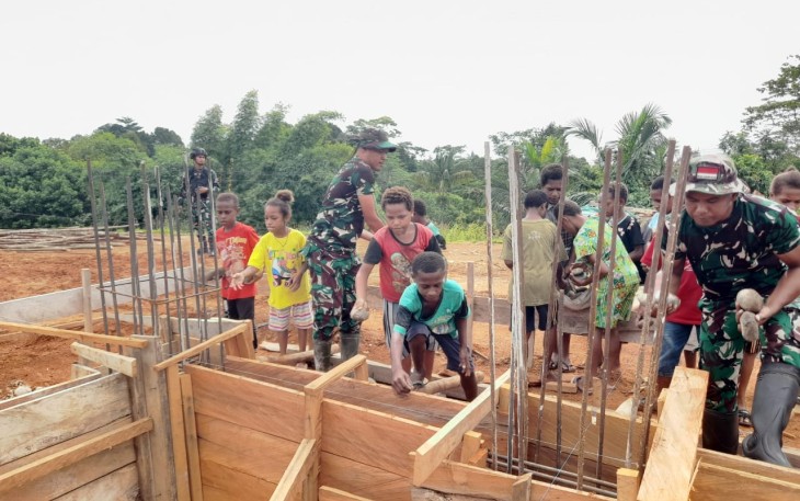 Satgas Pamtas Statis RI-PNG Yonif 111/KB saat Karya Bakti