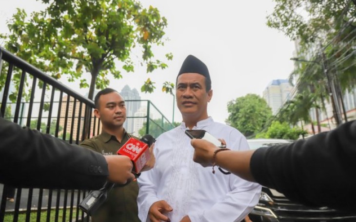 Mentan Amran saat menuju TPS Kelurahan Senayan, Kecamatan Kebayoran, Jakarta Selatan, Rabu, 14 Februari 2024.