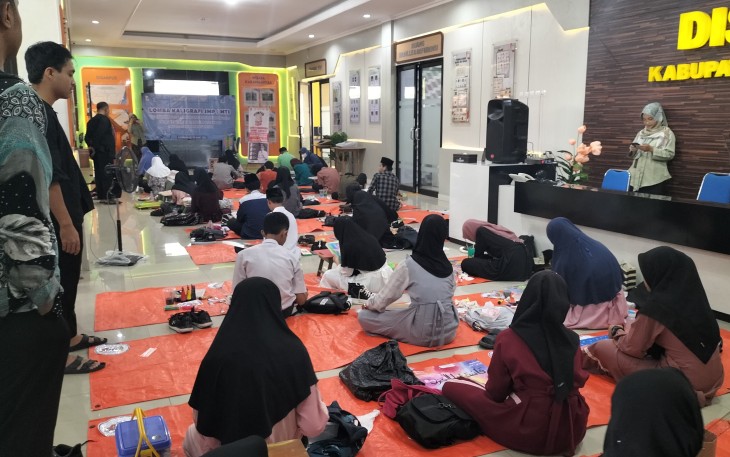 Puluhan siswa SMP dan MTs sedang mengikuti lomba melukis Kaligrafi, di Dinas Kearsipan dan Perpustakaan (Disarpus) Karanganyar, Kamis (28/3/2024)