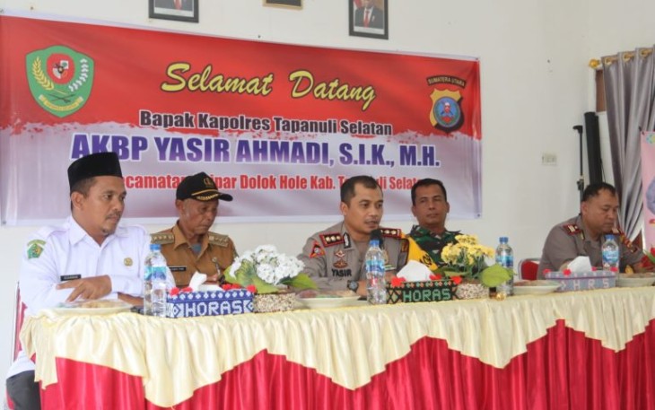 Kapolres Tapsel, AKBP Yasir Ahmadi, saat tatap muka dengan masyarakat.