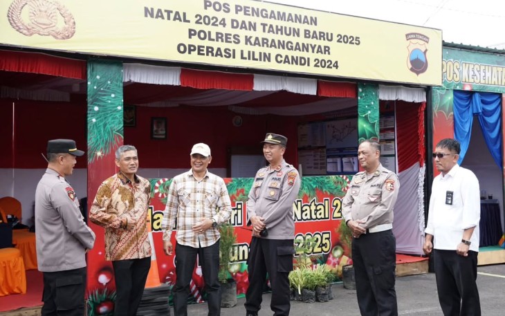 Pj Bupati Karanganyar Timotius Suryadi (kedua dari kiri) saat meninjau pos pengamanan Natal dan Tahun Baru, di area Terminal Tawangmangu, Rabu (25/12/2024).