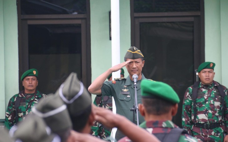 Pabung Kodim Madiun Mayor Inf Timbul Moedjihartoyo saat Pimpin Upacara Bendera