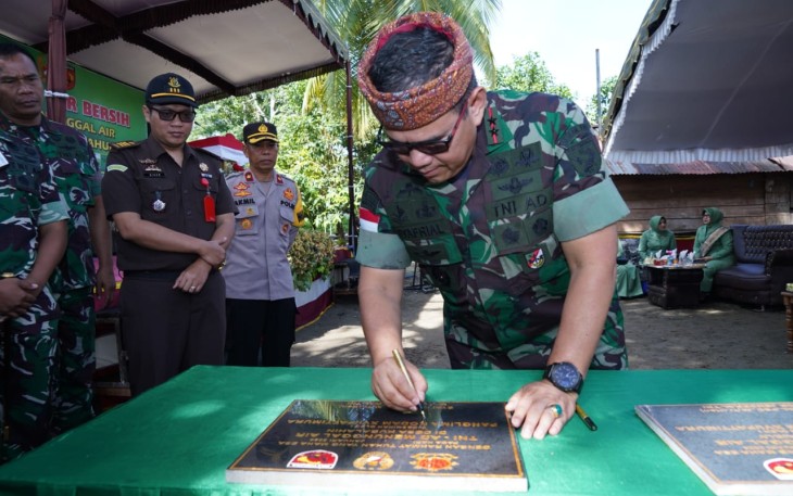 Fasilitas sumur bor yang dibangun dalam program TNI AD Manunggal Air di Desa Wapsalit, Kecamatan Lolonguba, Kabupaten Buru diresmikan langsung oleh Pangdam XVI/Pattimura Mayjen TNI Syafrial, PSC., M.Tr.(Han)., Selasa (9/1/2024)