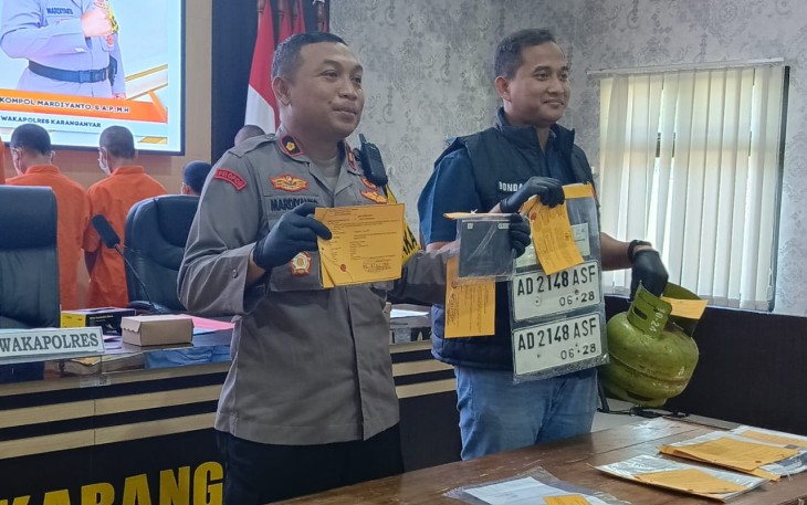 Wakapolres Karanganyar Kompol Mardiyanto dan Kasatreskrim AKP Bondan Wicaksono menunjukkan barang bukti pencurian sepeda motor yang dilakukan tersangka PY dan TM, saat konferensi pers di Mapolres Karanganyar, Selasa (16/7/2024)