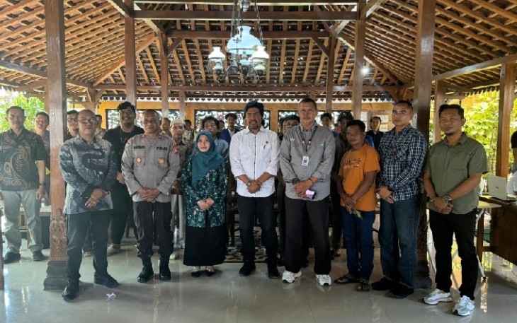 Polda DIY, DPKH dan Dinkes Gunungkidul saat melakukan sosialisasi dan edukasi larangan penyembelihan ruminansia betina produktif dan bahaya penyakit hewan ternak zoonosis kepada jagal di Gunungkidul, Kamis (19/9/2024)/Foto: Polda DIY