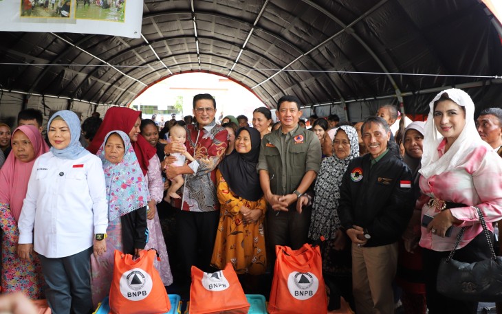 Kepala Badan Nasional Penanggulangan Bencana (BNPB) Letjen TNI Suharyanto S.Sos., M.M mengunjungi pos pengungsian di Kecamatan Tilango, Kabupaten  Gorontalo pada Selasa (16/7)