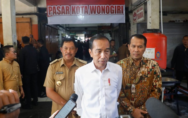 Presiden RI Ir H Joko Widodo didampingi Penjabat (Pj) Gubernur Jawa Tengah, Nana Sudjana saat meninjau Pasar Kota Wonogiri, untuk memantau harga bahan pokok dan persediaan barang.