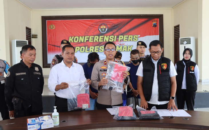 Wakapolres Demak Kompol Aldino Agus Anggoro didampingi Kasatreskrim AKP Winardi saat pers rilis kasus dugaan penganiayaan berujung maut di Barbershop Jan 37 Jalan Pemuda Demak