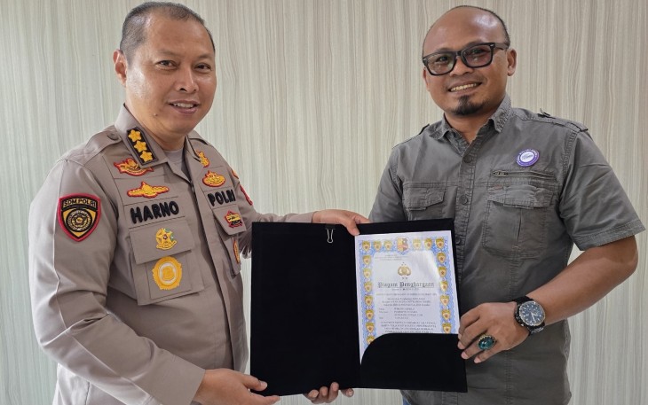 Karo SDM Polda Bengkulu Kombes Pol Sih Harno saat memberikan piagam penghargaan kepada Ketua Serikat Media Siber Indonesia (SMSI) Provinsi Bengkulu, Wibowo Susilo di Mapolda Bengkulu, Senin (21/10/2024).