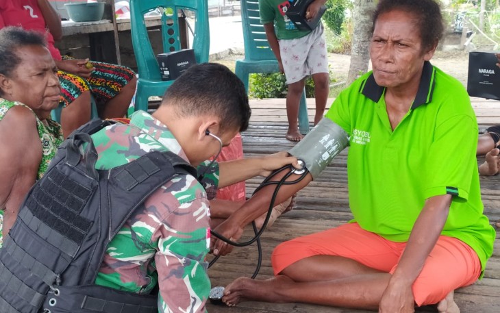 Satgas Yonif 122/TS Rutin Cek Kesehatan Masyarakat di Kampung Binaan