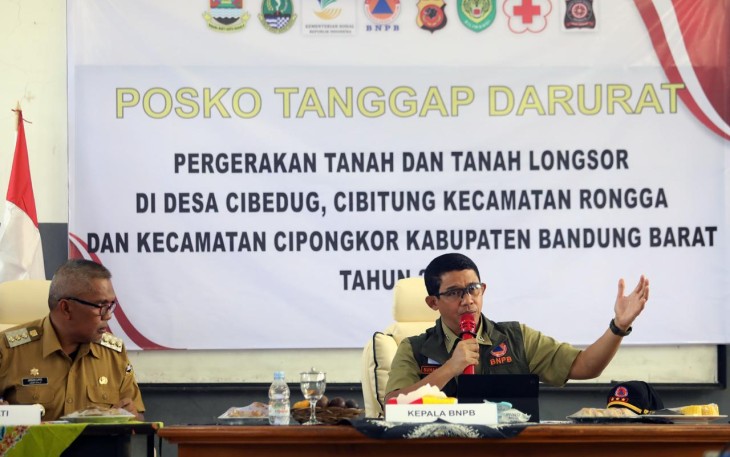 Kepala BNN RI Letjen TNI Suharyanto S.Sos., M.M, saat memimpin Rapat Koordinasi Pergerakan Tanah dan Tanah Longsor di Desa Cibedug, Cibitung, Kecamatan Rongga dan Kecamatan Cipongkar Kabupaten Bandung Barat, yang dilaksanakan di Posko Tanggap Darurat, Kantor Kecamatan Rongga, Bandung Barat, Selasa (5/3).