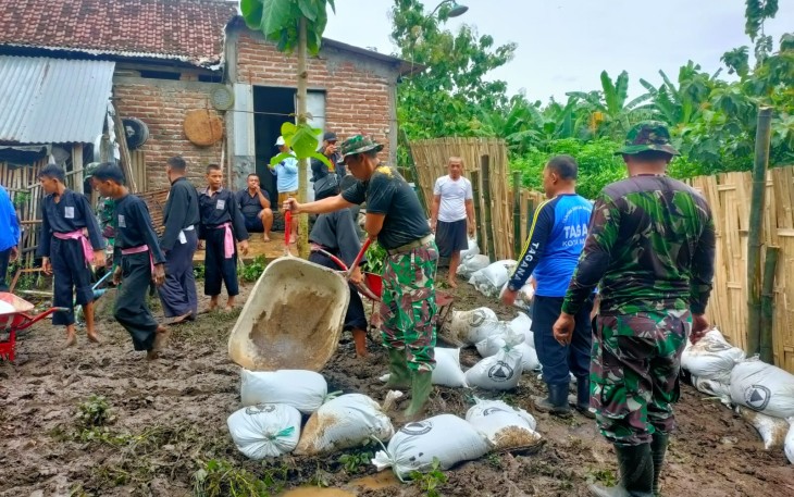  TNI-Polri dan Badan Penanggulangan Bencana Daerah (BPBD) Kota Madiun bersama masyarakat Kelurahan Pilangbango, Kecamatan Kartoharjo, Kota Madiun, melakukan kerja bakti membuat tanggul darurat yang rusak akibat banjir, dengan menggunakan ratusan karung berisi pasir sebagai upaya penanganan darurat