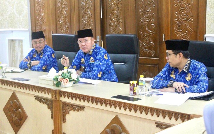 Gubernur Rohidin Mersyah bersama Dinas Pariwisata Provinsi Benģkulu dan beberapa instansi terkait menggelar rapat rencana pembangunan awning pedagang zona 1 yang berada di kawasan Pantai Panjang kota Bengkulu di Balai Raya Semarak, Rabu (17/4/2024)