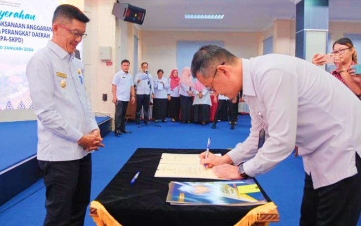 Penjabat (Pj.) Wali Kota Tanjungpinang, Hasan, S.Sos menyerahkan Dokumen Pelaksanaan Anggaran Satuan Kerja Perangkat Daerah (DPA-SKPD) APBD Tahun 2024 kepada Kepala Perangkat Daerah di lingkungan Pemerintah Kota Tanjungpinang. Penyerahan dilaksanakan di uula Sultan Sulaiman Badrul Alamsyah, Kantor Wali Kota, Rabu (10/01)
