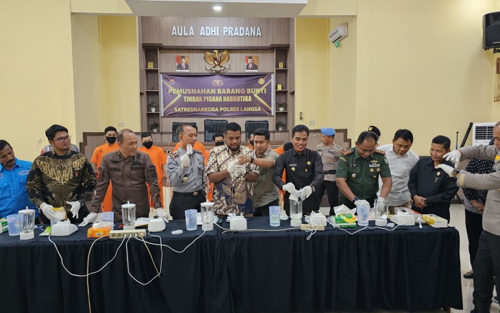  Dandim 0104/Aceh Timur Letkol Inf Tri Purwanto, S.I.P ikuti pemusnahan barang bukti sabu yang di gelar Polres Langsa, dengan cara diblender yang disita mulai September 2023 hingga Januari 2024 seberat 3.308,75 gram sabu yang disita dari 10 tersangka di Aula Adhi Pradana Mapolres setempat, Kamis (25/01/2024)