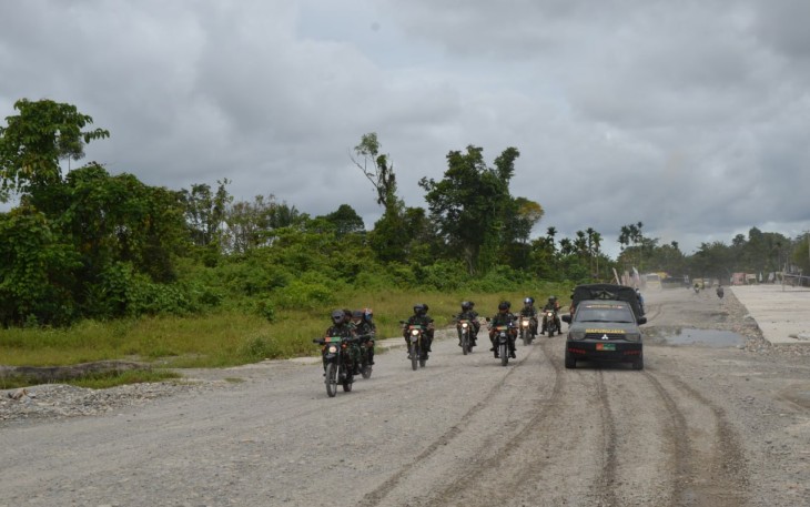 Aparat gabungan TNI dari Kodim 1710/Mimika, Kompi A Yonif 757/GV dan Denkav 3/SC menggelar patroli bersama untuk memantau perkembangan situasi di wilayah Kabupaten Mimika