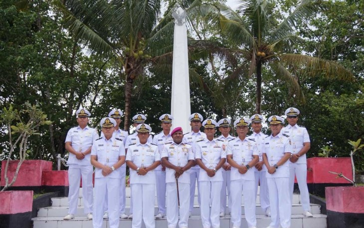 Kaset Lanudal Biak Letda Laut (T) M. Sugiyarto mewakili Komandan Lanudal Biak Letkol Laut (P) Anang Adhi Purwonugroho memimpin Prajurit Lanudal Biak pada Ziarah Taman Makam Pahlawan Cendrawasih dalam rangka Hari Dharma Samudera Jl. Raya Bosnik, Ds. Manswam, Kec. Biak Kota, Kab. Biak-Numfor, Jum'at (12/1/24)