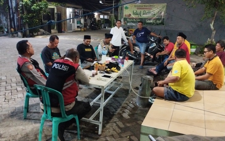 Satgas Pam RW 15 Kolaborasi Dengan Provost Polsek Rungkut saat Amankan Wilayah