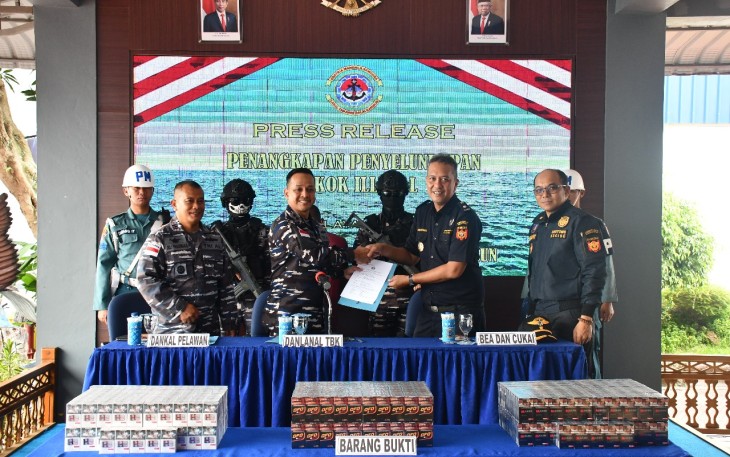TNI Gagalkan Penyelundupan Rokok Ilegal di Perairan Danai TBK 