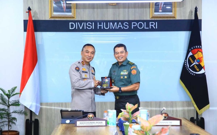 Kadiv Humas Polri Irjen. Pol. Sandi Nugroho menerima kunjungan Kapuspen TNI Nugraha Gumilar beserta rombongan di Gedung Humas Polri, Kamis (25/1/24)