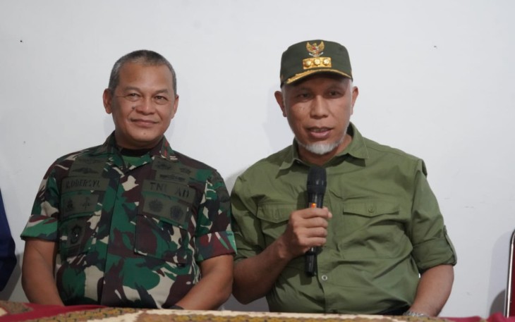 Danrem 032/Wbr Brigjen TNI Rayen Obersyl meninjau langsung dan adakan rapat koordinasi lintas sektoral bertempat di Posko Penanggulangan Bencana Alam Erupsi Gunung Marapi, Kantor Wali Nagari Batu Palano, Kab. Agam, Prov. Sumatera Barat, Rabu (10/1/2024)