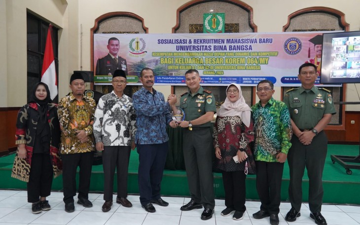 Komandan Korem 064/MY Brigjen TNI Fierman menyampaikan Kuliah itu bukan untuk mencari pekerjaan tapi diajarkan menata pola pikir yang tadinya tidak mengerti cara mengerjakan sesuatu sehingga kita berkembang, sambutan Danrem 064/MY saat membuka Sosialisasi dan Rekrutmen Mahasiswa Baru Universitas Bina Bangsa. di Korem 064/MY, Kamis.(01/08/2024)