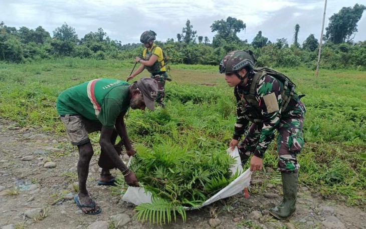 Warga Semangat Kerja Bakti Bersama Satgas TNI Bersihkan Kampung Mumugu 