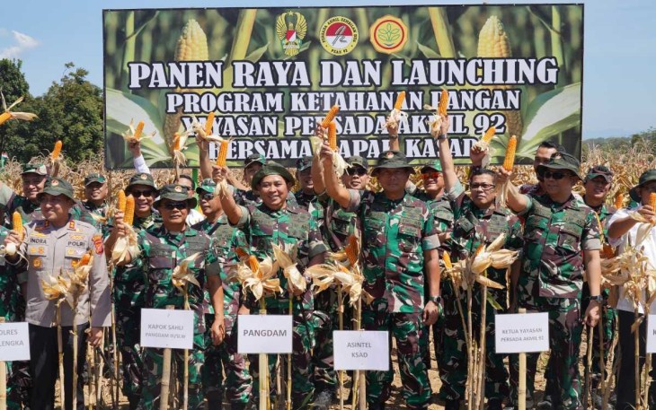 TNI AD Panen Raya Jagung di Majalengka
