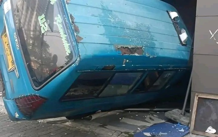 Mobil Angkot Sruduk Vio Optical Klinik Margonda