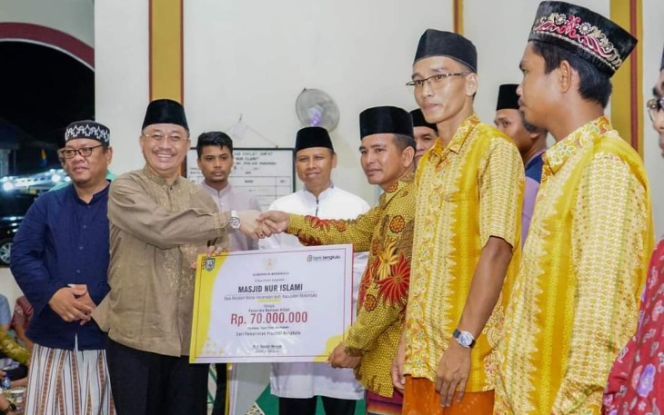 Pemprov Bengkulu di wakii Asisten II Setda Bengkulu R. A Denny Memberikan Bantuan Ratusan Juta