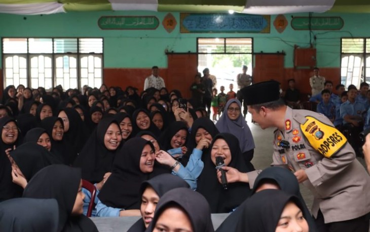 Kapolres Tapsel, AKBP Yasir Ahmadi, saat mengajak santri PDM bernyanyi syahdu mengenang perjuangan menuju kesuksesan.