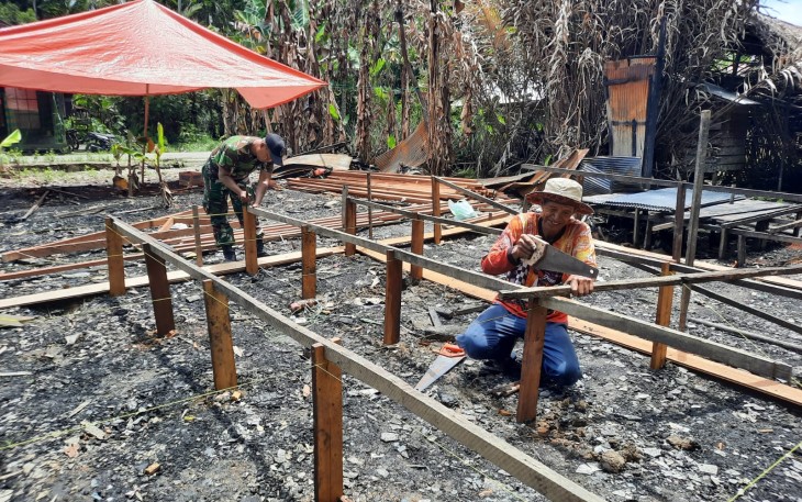 Babinsa Koramil 1002-08/Labuan Amas Utara dipimpin oleh Serka Suhartono  membantu warga binaan membangun rumah milik Nurdidayah di desa Rantau Keminting RT.004 RW.002 Kecamatan Labuan Amas Utara Kab.Hulu Sungai Tengah, Kamis (22/02/24)