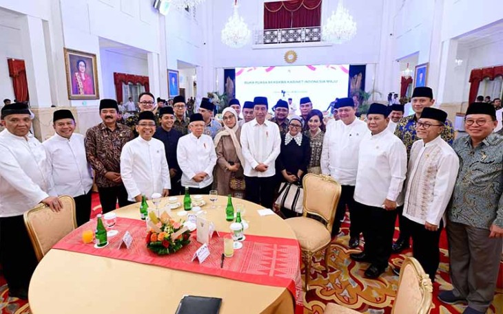 Foto bersama saat acara Buka Bersama Kabinet Indonesia Maju yang berlangsung di Istana Merdeka pada Kamis (28/03/2024).