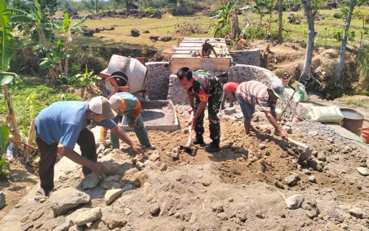 Babinsa Kendal Bersama Masyarakat Kerja Bakti Pengurukan Jalan