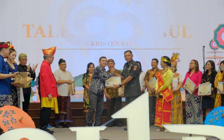 Mayor Inf Muhlisin saat menerima penghargaan dari UKSW